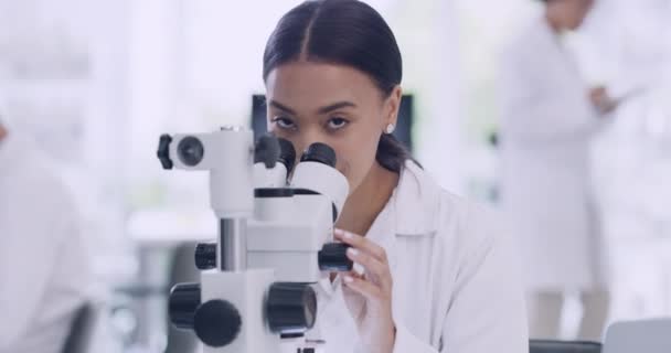 Портрет Женщины Ученого Помощью Микроскопа Лаборатории Медицинский Работник Анализирующий Образцы — стоковое видео
