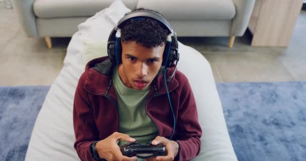 Joven Jugador Con Auriculares Inalámbricos Sentado Sofá Jugando Videojuego Consola — Vídeo de stock