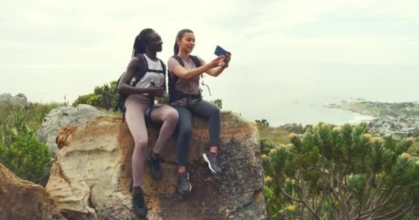 Two Hikers Using Phone Pose Take Selfies Social Media Hiking — ストック動画