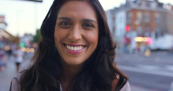 Vídeo Metragem Uma Bela Jovem Mulher Feliz Fora Uma Rua — Vídeo de Stock