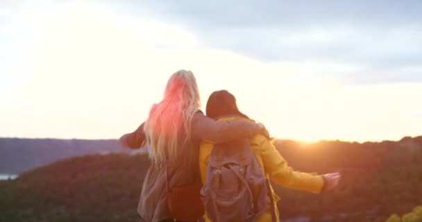 Filmagem Vídeo Duas Jovens Desfrutando Vista Durante Sua Caminhada Nas — Vídeo de Stock