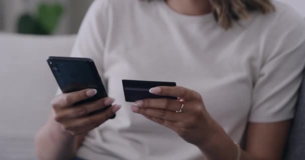 Donne Mano Utilizzando Telefono Carta Credito Acquisto Prodotti Elettronica Sconosciuto — Video Stock