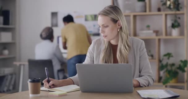 Jovem Mulher Negócios Usando Laptop Enquanto Trabalhava Relatório Tomar Notas — Vídeo de Stock