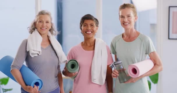 Группа Старшей Женщины Yoga Держа Циновки Тренировки Бутылки Воды Время — стоковое видео