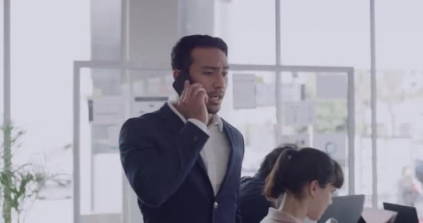 Niezadowolony Pracownik Wykonujący Telefon Mający Nieporozumienie Klientem Lub Klientem Sfrustrowany — Wideo stockowe