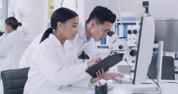 Focused Team Researchers Working Laboratory Young Man Woman Working Lab — Vídeos de Stock