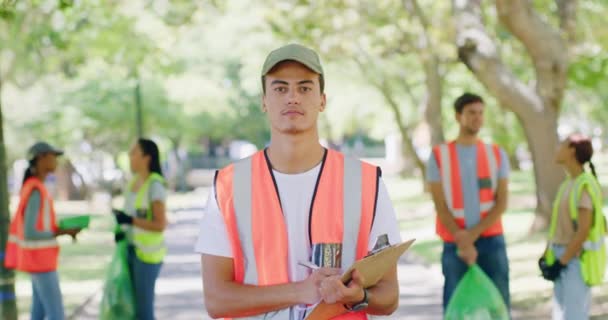 Portrait Young Environmental Ngo Employees Park Cleaning Project Group Volunteers — Vídeo de stock