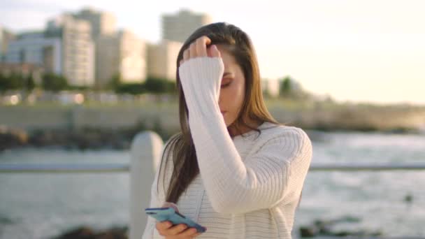 Uma Jovem Mulher Lendo Mensagens Texto Seu Smartphone Passeio Uma — Vídeo de Stock