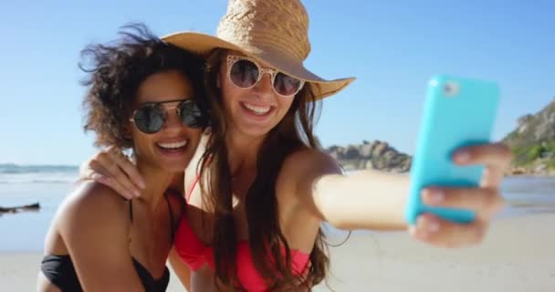 Video Dwóch Atrakcyjnych Młodych Przyjaciół Stojących Razem Plaży Robiących Selfie — Wideo stockowe