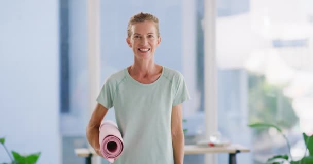 Active Mature Woman Holding Yoga Mat Fitness Studio Home Portrait — Vídeos de Stock