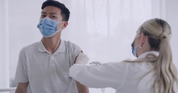 Arzt Injiziert Covid Impfstoff Den Arm Des Patienten Während Eines — Stockvideo