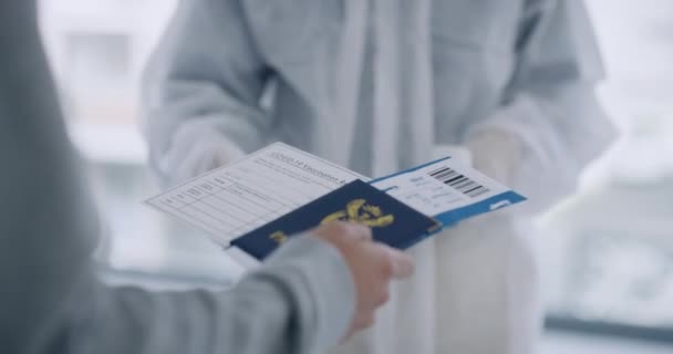 직원들에게 더위를 점검받는 여행자 당국은 세계적 유행병 발생하는 공항을 여행하는 — 비디오