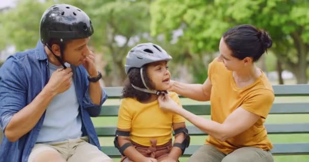 Rodzice Uczą Adoptowaną Córkę Jeździć Wrotkach Przyjaźń Rodzinna Podczas Jazdy — Wideo stockowe