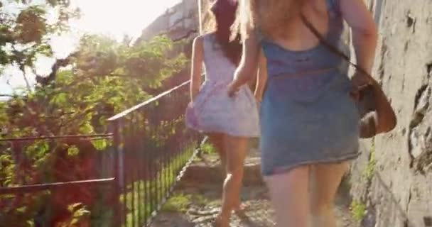 Dos Mujeres Exploran Aventura Vacaciones Verano Ciudad Caminando — Vídeos de Stock