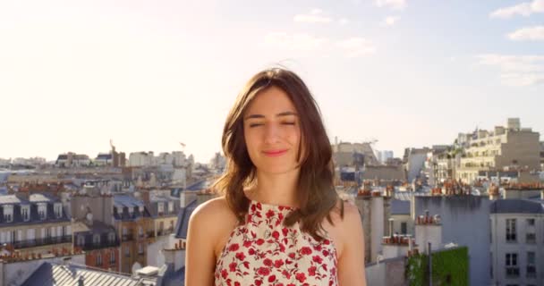 Video Atrakcyjnej Młodej Kobiety Stojącej Balkonie Mieszkania Widokiem Paryż Francja — Wideo stockowe