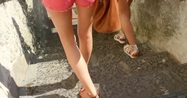 Imágenes Video Dos Mujeres Bajando Escaleras Mientras Exploran Una Ciudad — Vídeos de Stock