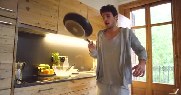 Video Beelden Van Een Jonge Man Flippen Een Omelet — Stockvideo