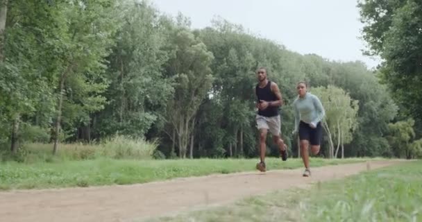 Ajuste Pareja Corriendo Corriendo Parque Día Soleado Jóvenes Atletas Motivados — Vídeos de Stock