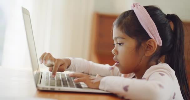 Девочка Учится Печатать Ноутбуке Дома Работа Детьми Взаимодействие Интернете Время — стоковое видео
