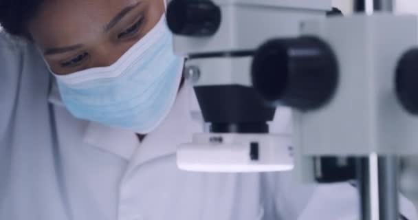Γυναίκα Επιστήμονας Που Χρησιμοποιεί Μικροσκόπιο Και Μάσκα Ερευνητικό Εργαστήριο Νέος — Αρχείο Βίντεο