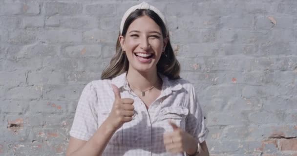 Mujer Expresando Satisfacción Positividad Con Dedo Emoji Como Pulgar Ciudad — Vídeos de Stock