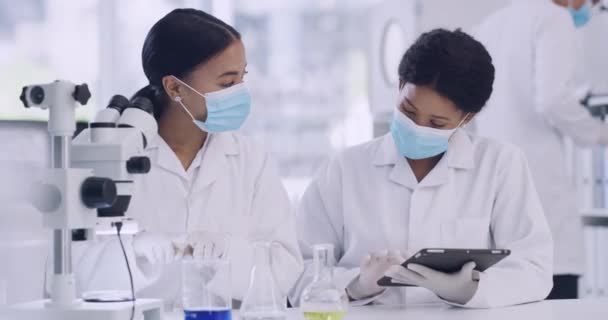 Zwei Wissenschaftler Mit Mikroskop Und Digitalem Tablet Einem Labor Bei — Stockvideo