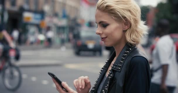 Video Záběry Mladé Ženy Pomocí Smartphonu Městském Pozadí — Stock video