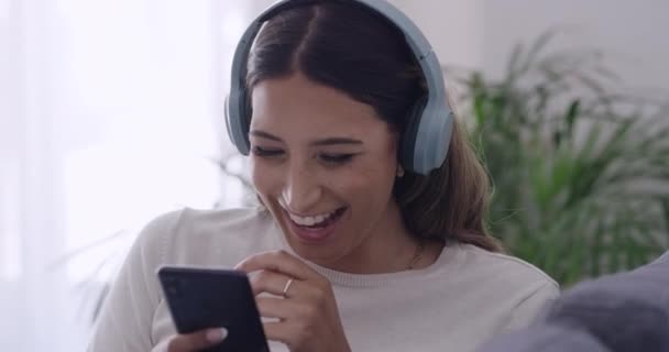 Молодая Женщина Смеется Читая Текстовое Сообщение Телефоне Слушая Музыку Беспроводных — стоковое видео