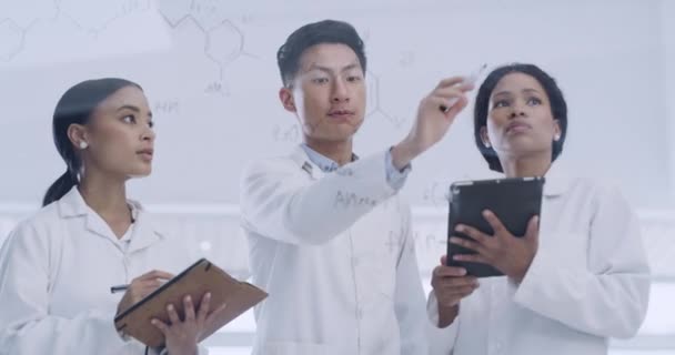 Kutatók Elemzik Kémiai Vegyületek Változását Molekula Reakciókat Tiszta Vizuális Segédlapon — Stock videók