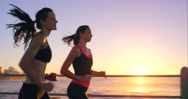 Video Footage Two Friends Jogging Promenade Sunset — Stockvideo