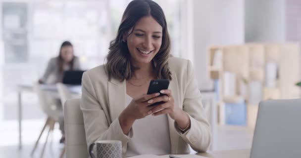 Young Entrepreneur Laughs While Browsing Social Media Online App Texting — 비디오