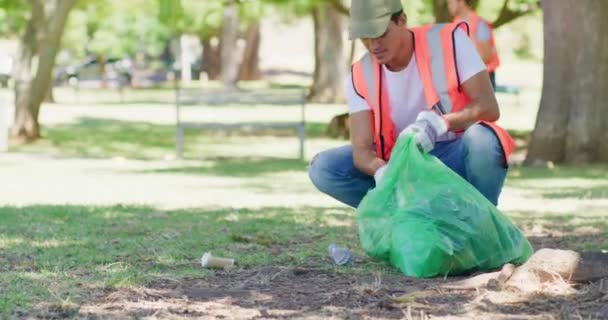봉사자가 자신의 지역에서 공원을 환경을 지속적 깨끗하고 안전하게 유지하기 오염을 — 비디오