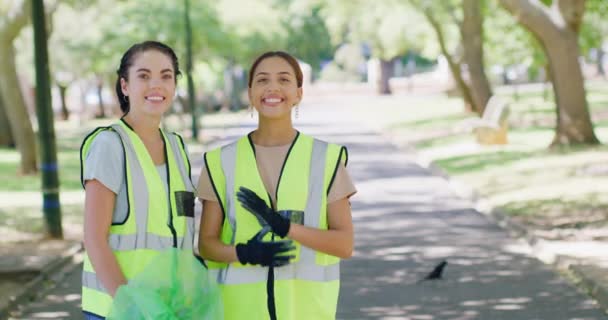 Πορτρέτο Δύο Νεαρών Εθελοντών Που Ενώνονται Για Μια Υπηρεσία Καθαρισμού — Αρχείο Βίντεο