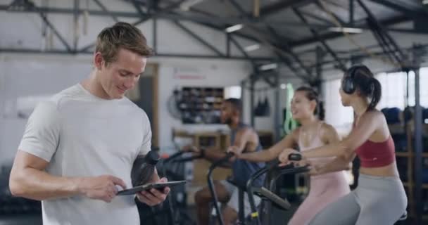 Pelatih Menggunakan Tablet Digital Gym Sambil Melatih Kelas Kebugaran Kelompok — Stok Video