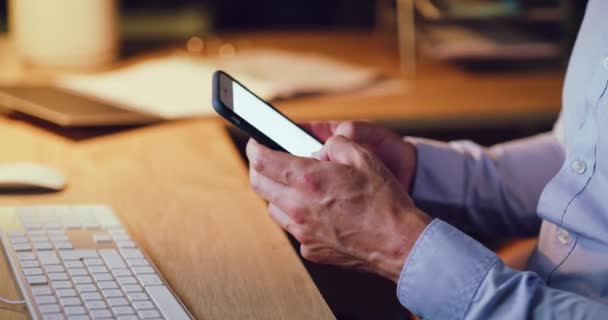 Closeup Business Man Night Texting Phone Blank Screen Office Hands — Wideo stockowe