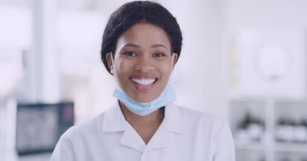 Feliz Doctora Africana Sonriendo Consultorio Durante Una Pandemia Covid Retrato — Vídeos de Stock