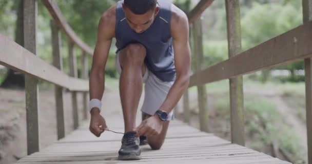 Apto Atleta Masculino Preparando Amarrando Seus Atacadores Durante Exercício Uma — Vídeo de Stock