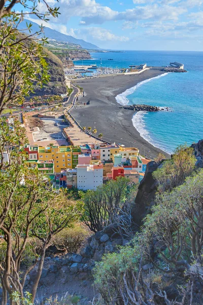 Krajobraz Wybrzeża Oceanu Czarnym Piaskiem Plażowym Puerto Tazacorte Kolorowe Domy — Zdjęcie stockowe