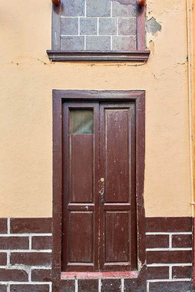 Casa Velha Igreja Com Pintura Peeling Parede Janela Porta Obturador — Fotografia de Stock