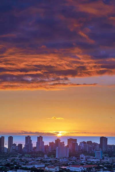 Sunset City Skyline Sea Cloudy Purple Orange Sky Sunrise Blue — ストック写真