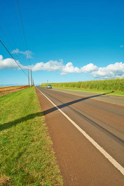 Vehicle Distance Riding Open Highway Road Leading Agricultural Farms Landscape — Stock Photo, Image