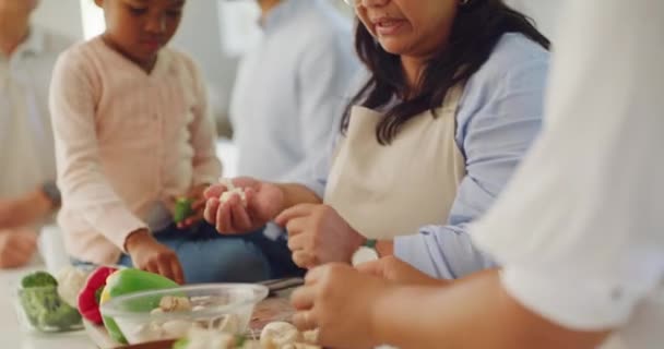 Rodzina Gotuje Zdrową Kolację Razem Kuchni Domu Babcia Przygotowuje Posiłek — Wideo stockowe