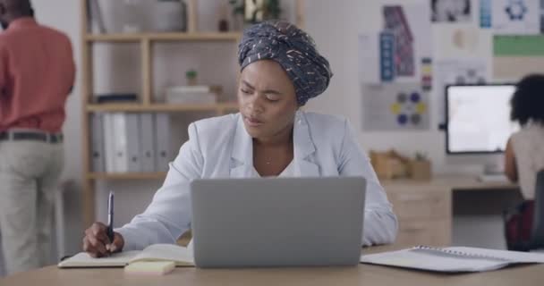 Ώριμη Επιχειρηματίας Που Αντιμετωπίζει Εργασιακή Κρίση Ένα Γραφείο Μαύρη Γραμματέας — Αρχείο Βίντεο