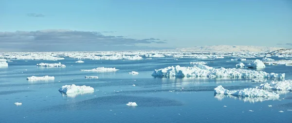파란색 하늘에 복제품 바다의 아름다운 풍경입니다 북대서양의 빙산을 공간으로 — 스톡 사진