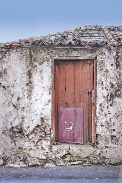 Старый Заброшенный Дом Дом Выветренной Каменной Стеной Красной Деревянной Дверью — стоковое фото