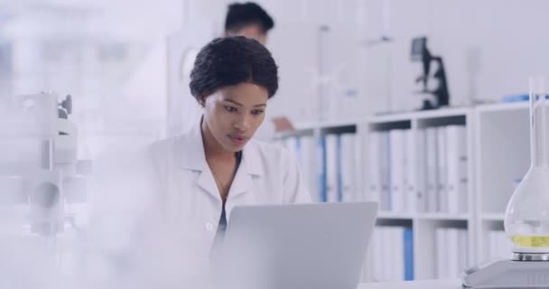 在研究实验室里研究疫苗治疗病毒的女性保健专家 在研究机构拥有医学发现的专家 一位非洲裔美国科学家在实验室里使用笔记本电脑 — 图库视频影像