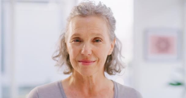 Retrato Facial Una Mujer Madura Sonriendo Pie Sola Casa Primer — Vídeo de stock