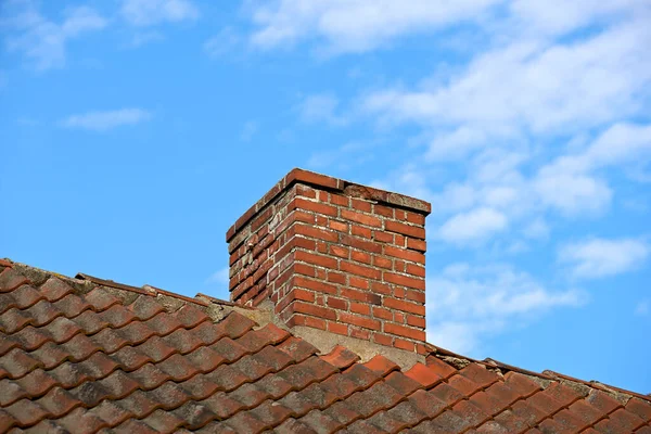 Red Brick Chimney Designed Slate Roof House Building Blue Sky — Stockfoto