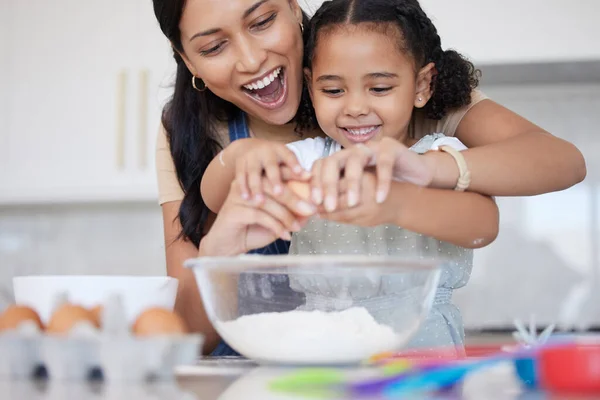Giovane Madre Godendo Cottura Legando Con Sua Piccola Figlia Cucina — Foto Stock
