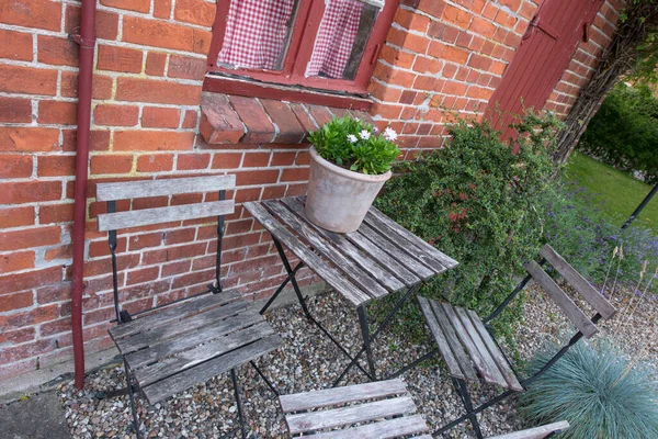 덴마크에 정원에 나무로 안마당 의자와 탁자가 평온하고 고요하고 스웨덴의 뒷마당입니다 — 스톡 사진
